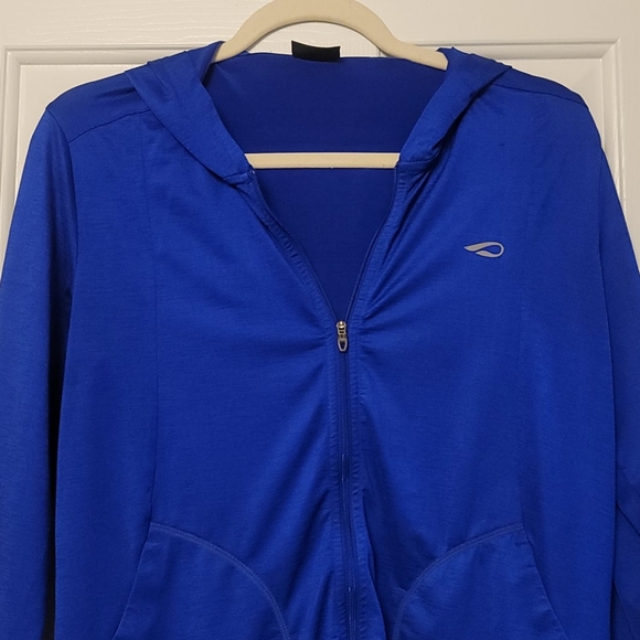 Lightweight portable fold atheltic hoodie - Picture 2 of 3